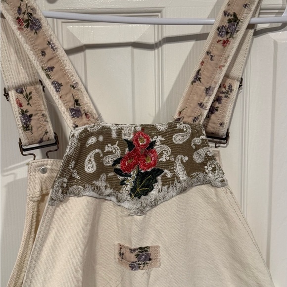 POL Almond Denim Floral Lover
Embroidery Patchwork Overalls - Picture 3 of 10